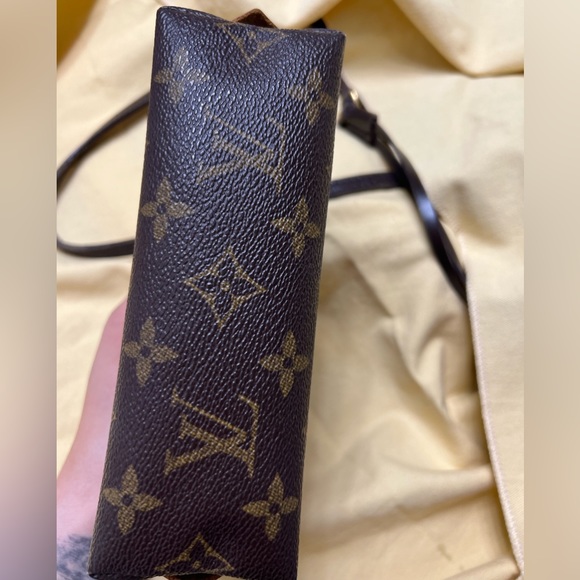Louis Vuitton Cosmetic Pouch - Picture 3 of 16